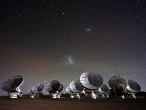 Şekil 1. Yer’deki en kurak bölgelerden birisi olan Şili çölünde, deniz seviyesinden yaklaşık 5000 metre yükseklikteki ALMA teleskoplar ağı. 