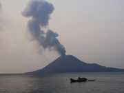 Endonezya’da depremsiz tsunami!